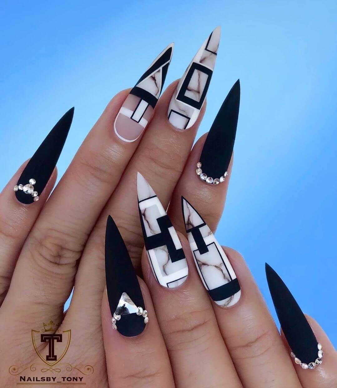ongles stiletto noir et blanc