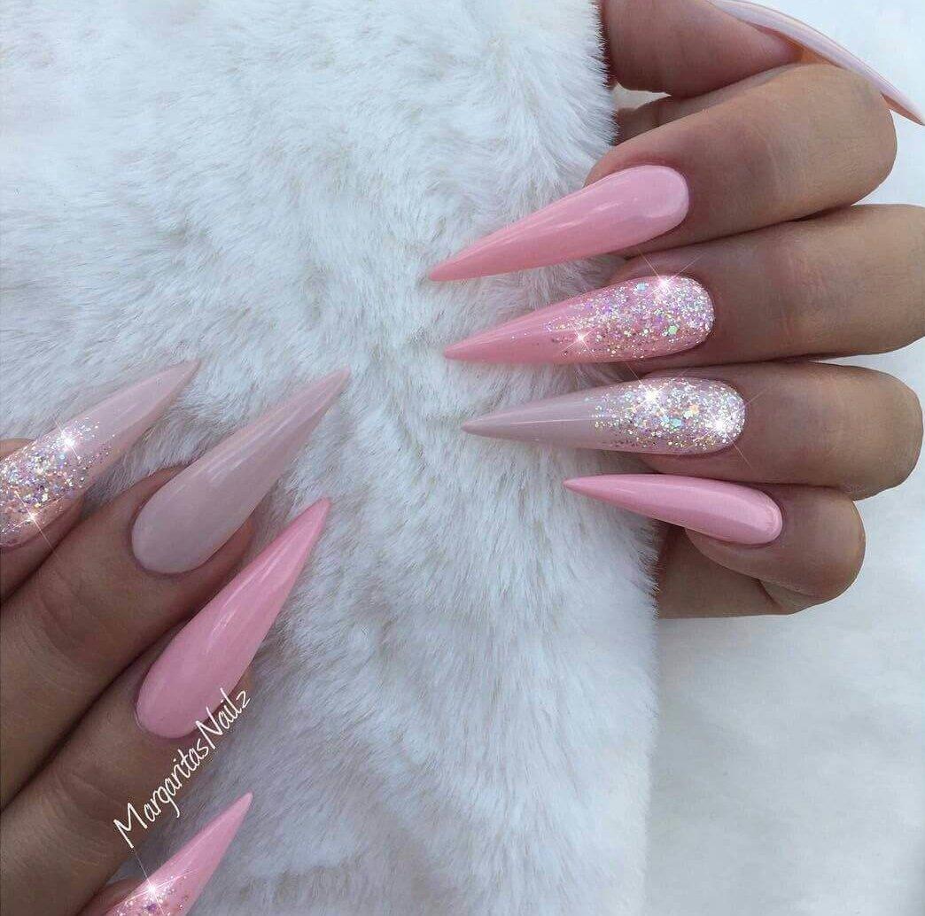 ongles stiletto rose bébé
