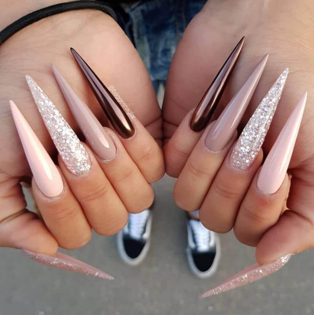 ongles très longs du stiletto