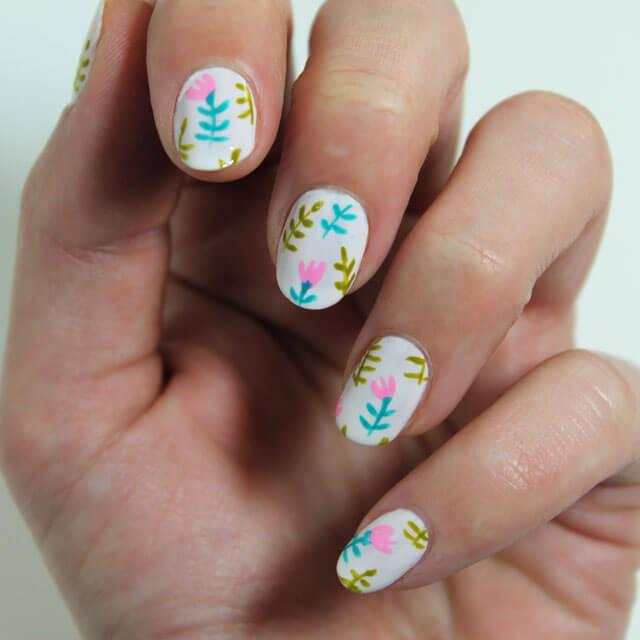 Peinture de ongles avec des fleurs faciles