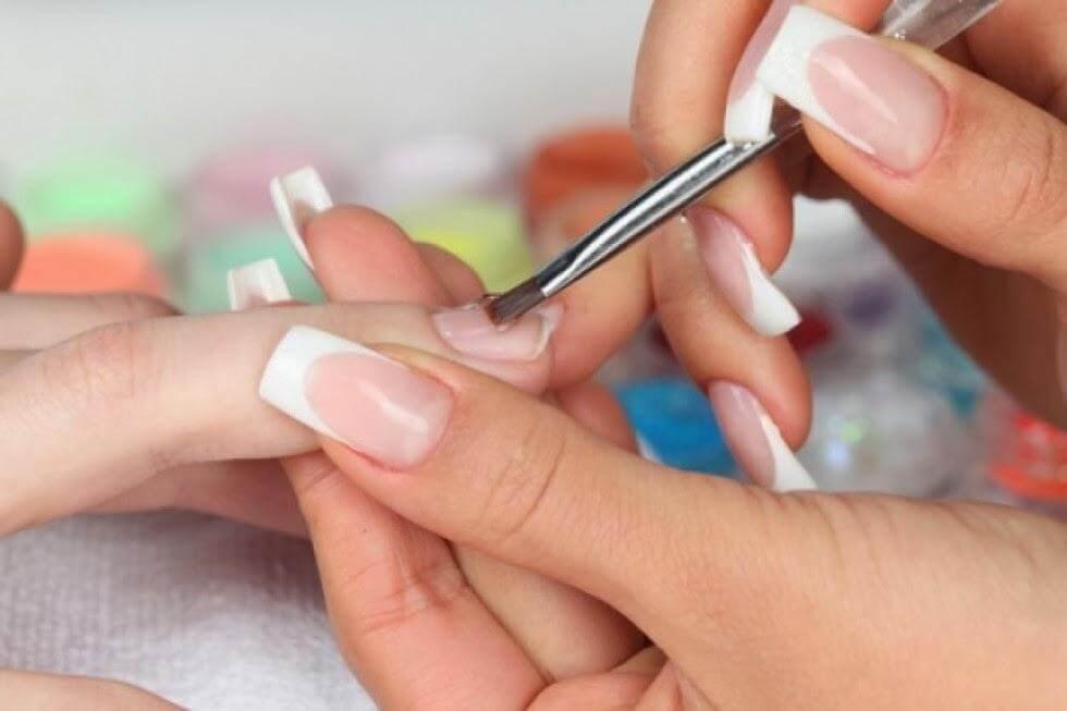 application du gel sur l'ongle