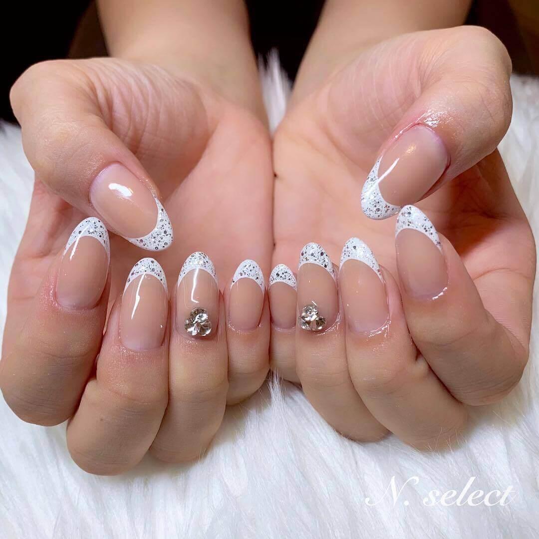 Ongles français avec points de suture