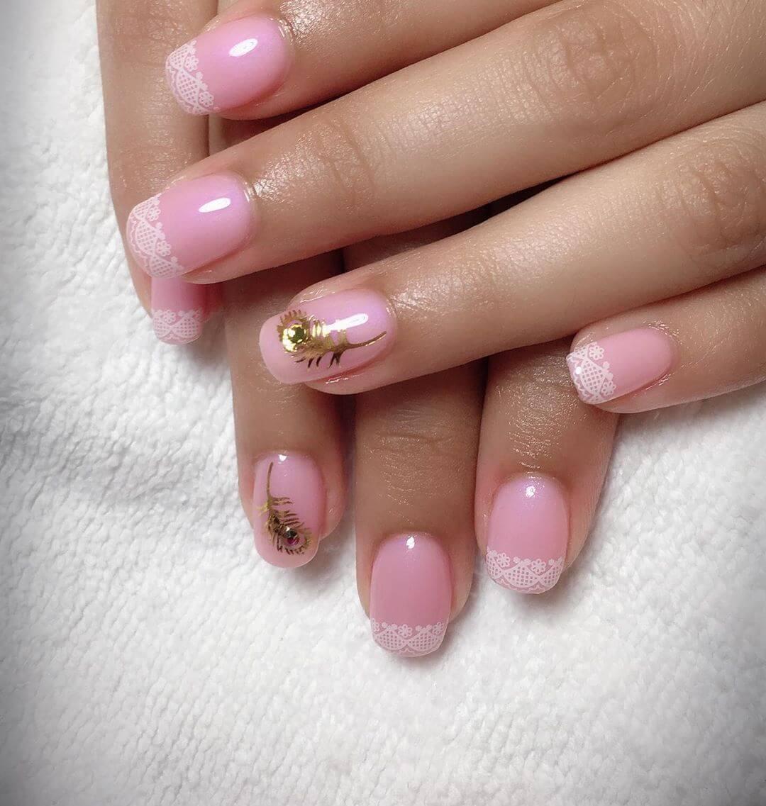 rose avec des ongles de mariage blancs