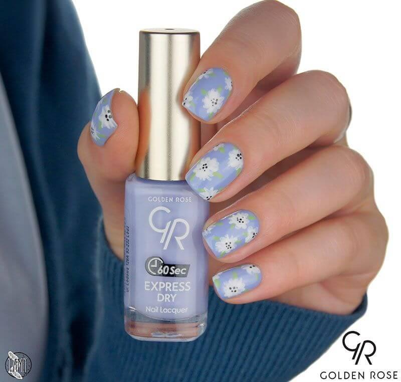 Ongles violet clair avec fleurs blanches