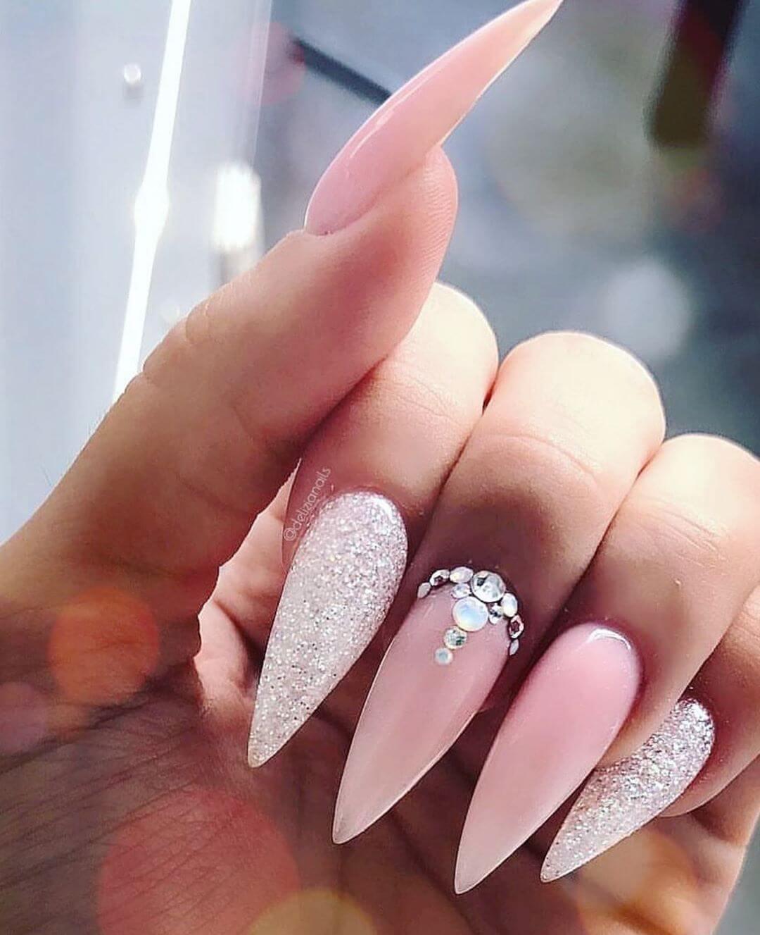 Ongles roses avec pierres