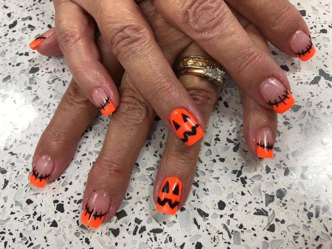 visage de citrouille ongles d'halloween