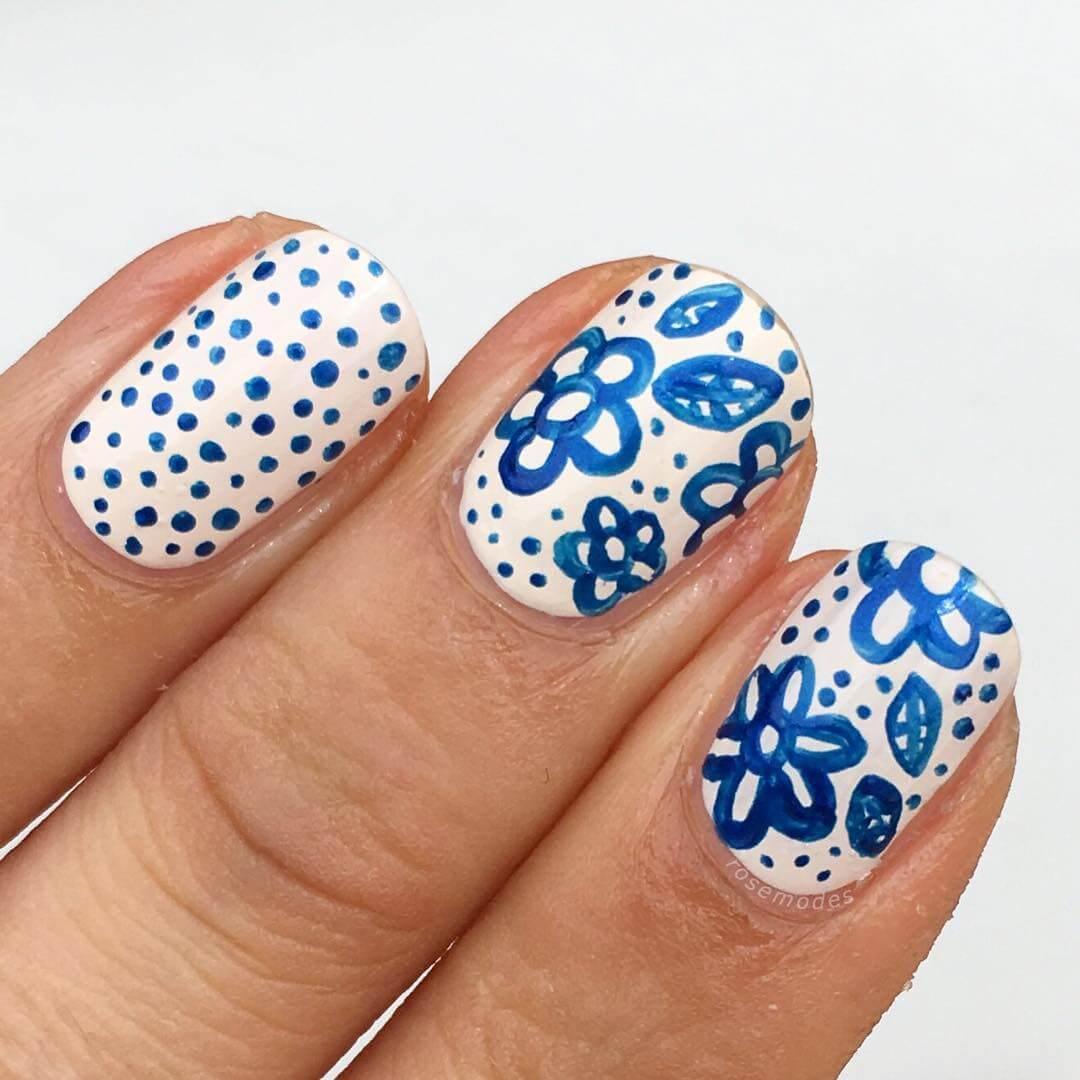 ongles avec fleurs bleues faciles