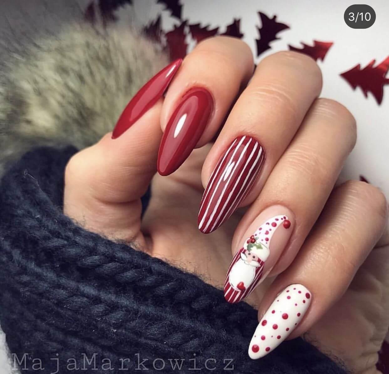 ongles rouges avec décoration de Noël